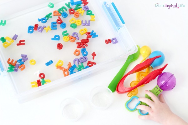 alphabet-water-sensory-game, 100 of the Best Ways to Teach the Alphabet, Creative ways to teach the alphabet, Hands on Learning, Sensory Play, Printables, Alphabet Games,Alphabet Crafts