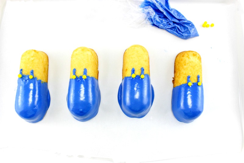 How to Make Despicable Me Minions Twinkie Treats, Twinkie Minions, Minion Twinkie Cupcakes perfect for a party treat. Easy to make Party Food, YUM!