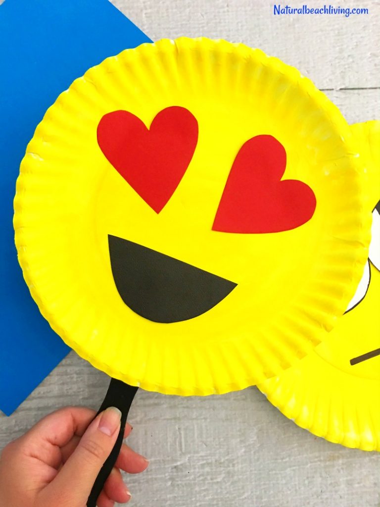 Create your own cute emoji paper plate craft! Photo props are a perfect way to add some extra fun to your next emoji party. Make these Super Cute Emoji Paper Plate Craft, Emotions Theme, Party Props, Emoji Party Ideas, Great Crafts for kids, Crafts for teens, Set up an Emoji Birthday Party