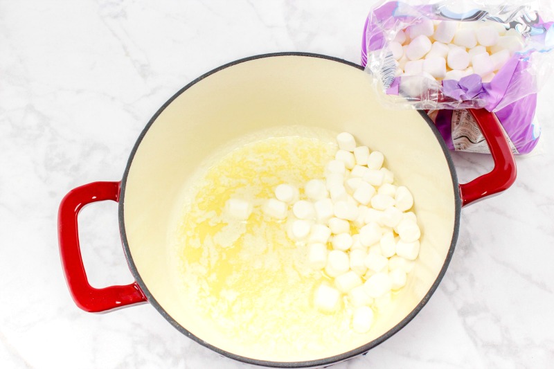 How to Make a Summer Rice Krispie Treat Recipe Everyone will Love, Corn on the Cob Rice Krispy treats, Summer Recipe, Easy Snack for Kids, Party food, YUM!