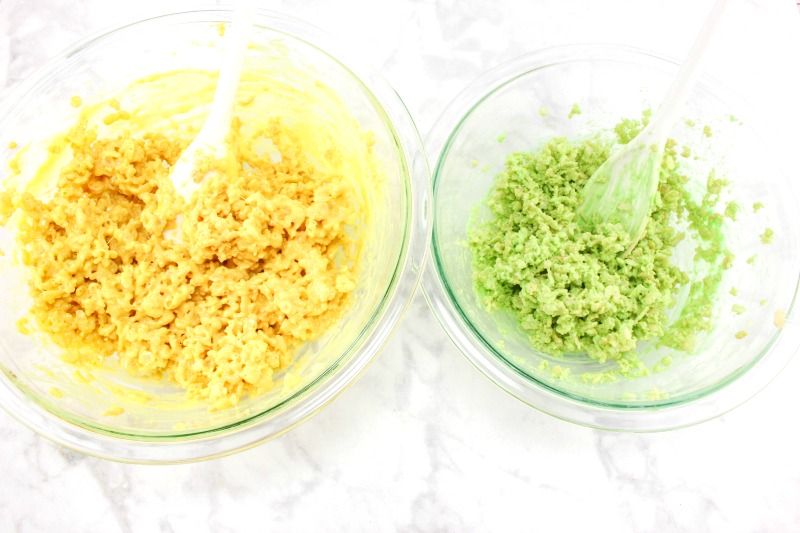 How to Make a Summer Rice Krispie Treat Recipe Everyone will Love, Corn on the Cob Rice Krispy treats, Summer Recipe, Easy Snack for Kids, Party food, YUM!