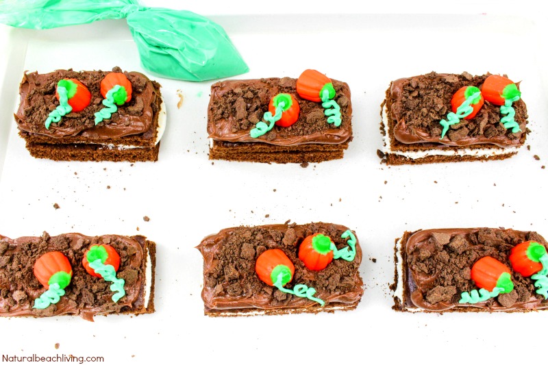 How to Make Easy Pumpkin Patch Snacks, These Halloween Snack Ideas for Kids are easy Fall snacks to make, Dirt Snack Ideas, Halloween Party Snack, Halloween Snacks for Kids, Fall Recipes, Pumpkin Snacks #halloween #halloweensnacks #pumpkinrecipes How to Make Easy Pumpkin Patch Snacks, These Halloween Snack Ideas for Kids are easy Fall snacks to make, Dirt Snack Ideas, Halloween Party Snack, Halloween Snacks for Kids, Fall Recipes, Pumpkin Snacks