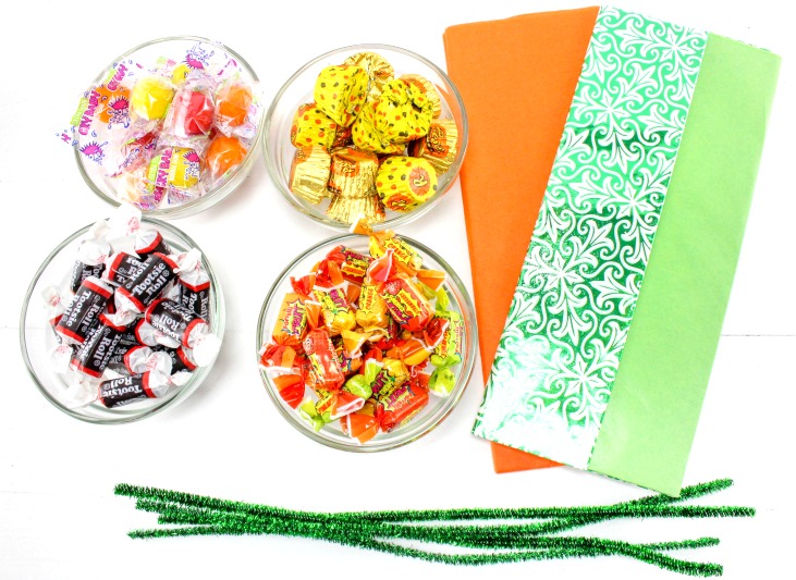 Tissue Paper Halloween Treat Bags, DIY Halloween Treat Bags, Easy Halloween favors, Halloween party ideas, Halloween Goody Bags, Pumpkin theme, Candy bags, Halloween ideas, #Halloween