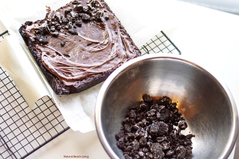 This Oreo Brownies Recipe is so good! They’re chocolatey, with a cookie crumble and a little"carrot" on top that makes them so irresistible. Bake a batch of these easy chocolate brownies for the perfect Easter treats. Carrot Patch Brownies, Easter Brownies, Carrot Brownies,