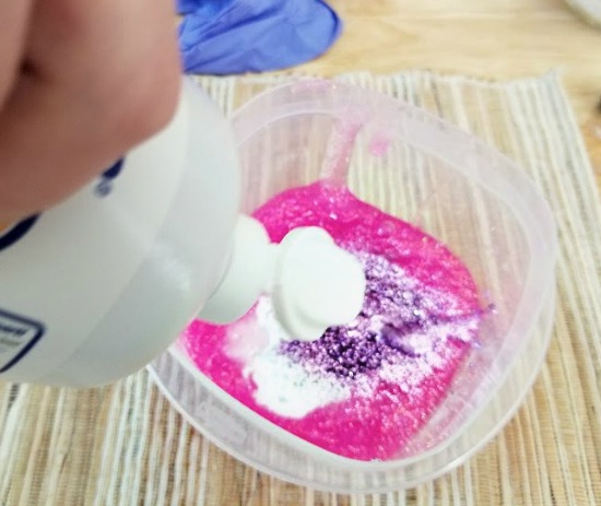 Slime Recipe with Contact Solution, Unicorn Glitter Slime with Free Printables, Your kids will love this easy Homemade Slime Recipe with contact solution, Make Clear Slime with Contact Solution for your kids, Unicorn Sensory Play and Unicorn Party Favors