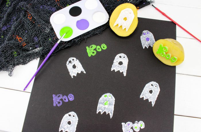 Ghost Potato Stamping craft is such a cute activity for a not so scary Halloween idea. Potato Stamping makes a perfect Halloween craft for toddlers and preschoolers. Halloween Crafts for Kids with a fun Ghost Craft #ghostcraft #Halloween #potatostamping #halloweencrafts Ghost Potato Stamping craft is such a cute activity for a not so scary Halloween idea. Potato Stamping makes a perfect Halloween craft for toddlers and preschoolers. Halloween Crafts for Kids with a fun Ghost Craft