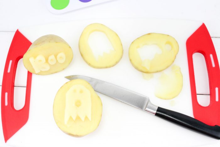Ghost Potato Stamping craft is such a cute activity for a not so scary Halloween idea. Potato Stamping makes a perfect Halloween craft for toddlers and preschoolers. Halloween Crafts for Kids with a fun Ghost Craft #ghostcraft #Halloween #potatostamping #halloweencrafts Ghost Potato Stamping craft is such a cute activity for a not so scary Halloween idea. Potato Stamping makes a perfect Halloween craft for toddlers and preschoolers. Halloween Crafts for Kids with a fun Ghost Craft