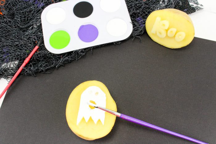 Ghost Potato Stamping craft is such a cute activity for a not so scary Halloween idea. Potato Stamping makes a perfect Halloween craft for toddlers and preschoolers. Halloween Crafts for Kids with a fun Ghost Craft #ghostcraft #Halloween #potatostamping #halloweencrafts Ghost Potato Stamping craft is such a cute activity for a not so scary Halloween idea. Potato Stamping makes a perfect Halloween craft for toddlers and preschoolers. Halloween Crafts for Kids with a fun Ghost Craft