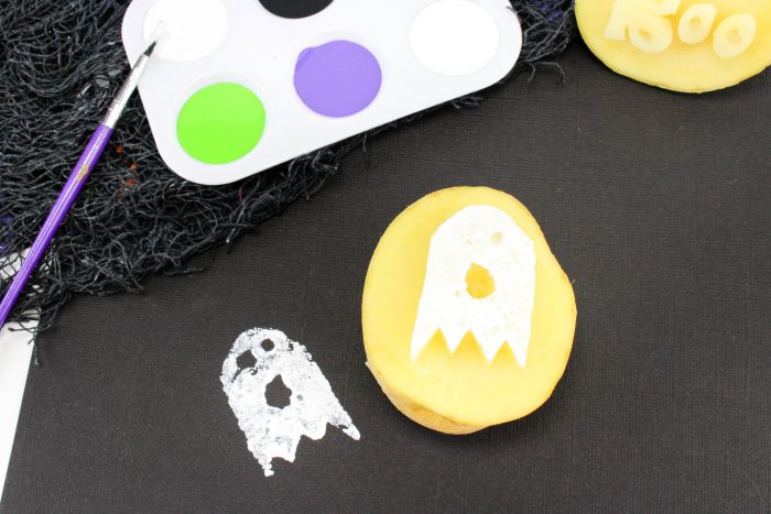 Ghost Potato Stamping craft is such a cute activity for a not so scary Halloween idea. Potato Stamping makes a perfect Halloween craft for toddlers and preschoolers. Halloween Crafts for Kids with a fun Ghost Craft #ghostcraft #Halloween #potatostamping #halloweencrafts Ghost Potato Stamping craft is such a cute activity for a not so scary Halloween idea. Potato Stamping makes a perfect Halloween craft for toddlers and preschoolers. Halloween Crafts for Kids with a fun Ghost Craft