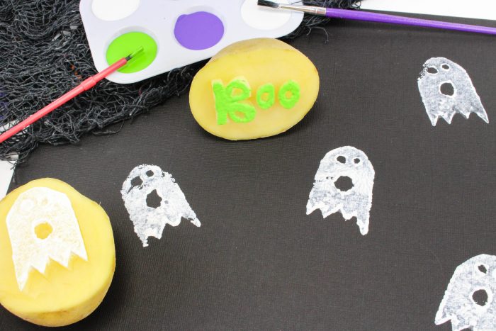 Ghost Potato Stamping craft is such a cute activity for a not so scary Halloween idea. Potato Stamping makes a perfect Halloween craft for toddlers and preschoolers. Halloween Crafts for Kids with a fun Ghost Craft #ghostcraft #Halloween #potatostamping #halloweencrafts Ghost Potato Stamping craft is such a cute activity for a not so scary Halloween idea. Potato Stamping makes a perfect Halloween craft for toddlers and preschoolers. Halloween Crafts for Kids with a fun Ghost Craft