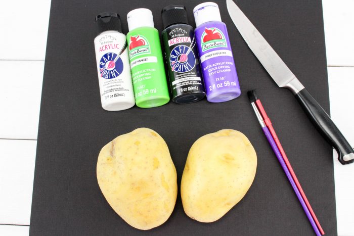Ghost Potato Stamping craft is such a cute activity for a not so scary Halloween idea. Potato Stamping makes a perfect Halloween craft for toddlers and preschoolers. Halloween Crafts for Kids with a fun Ghost Craft