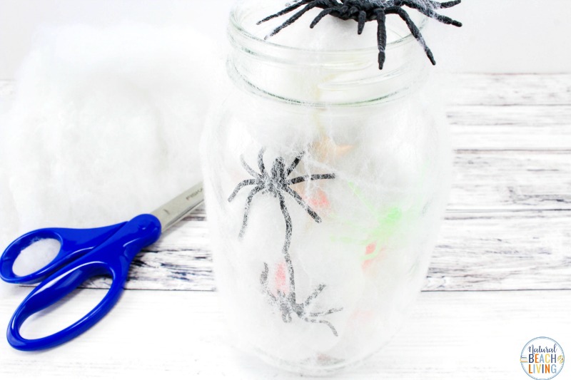 Spooky Spider Jar, Mason Jar Crafts for Halloween, Mason Jar Fall Crafts are easy to make and this Spider Jar is the perfect Mason Jar crafts for Fall, DIY this Spooky Spider Jar for your next Halloween party