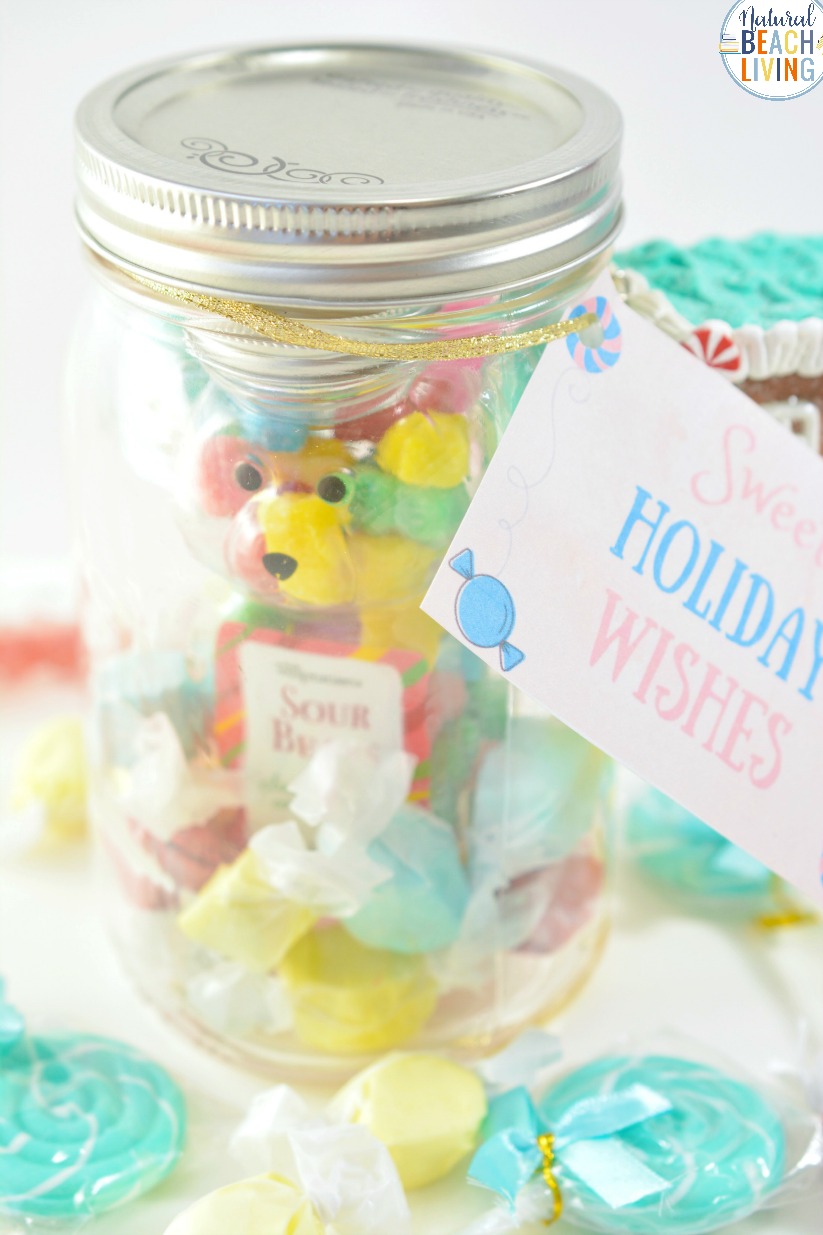 Sweet Treat Christmas Gift Jar, Mason Jar Crafts, Gift Jar Christmas, This mason jar gift idea is adorable and perfect for this time of year. Fill a jar up with your favorite candies, download this free holiday gift tag, and give these out as hostess gifts, secret Santa ideas, teachers gifts or even to your children. Gift Jar idea 