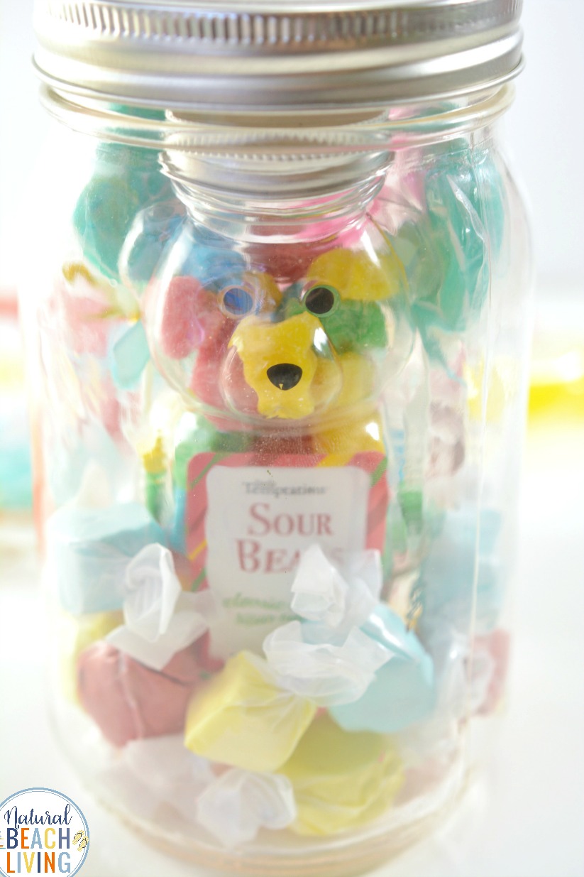 Sweet Treat Christmas Gift Jar, Mason Jar Crafts, Gift Jar Christmas, This mason jar gift idea is adorable and perfect for this time of year. Fill a jar up with your favorite candies, download this free holiday gift tag, and give these out as hostess gifts, secret Santa ideas, teachers gifts or even to your children. Gift Jar idea