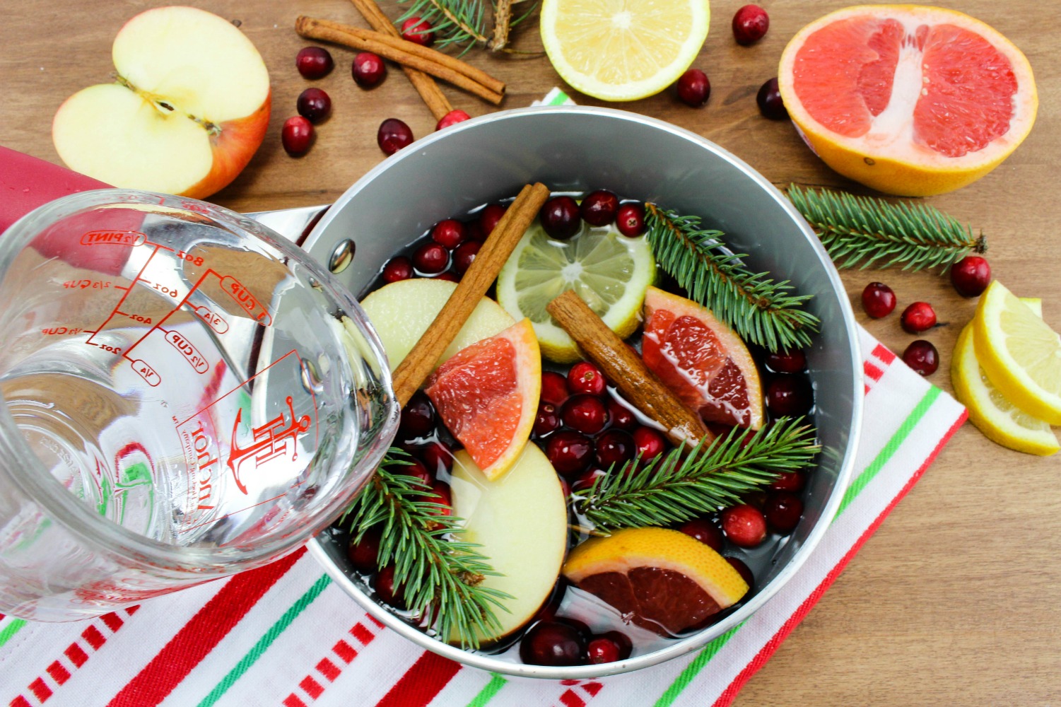 Christmas Potpourri, Stovetop Winter Potpourri, This Homemade Potpourri for the Holidays smeels amazing and is so easy to make, Christmas potpourri stovetop, Christmas potpourri recipe, Christmas gift idea #christmas #christmaspotpourri #homemadepotpourri Christmas Potpourri, Stovetop Winter Potpourri, This Homemade Potpourri for the Holidays smeels amazing and is so easy to make, Christmas potpourri stovetop, Christmas potpourri recipe, Christmas gift idea