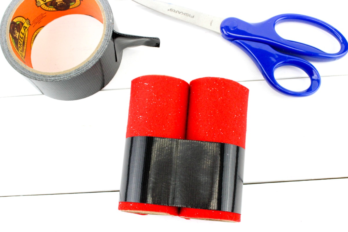 Santa Binoculars Christmas Craft for Kids, These DIY Santa Binoculars Christmas Craft are perfect for kids to make in December, This is an easy Christmas Craft for Kids, You can make an adorable Santa craft with your kids to Search for Santa with their very own DIY Santa binoculars #santacraft #christmas #christmascraft 