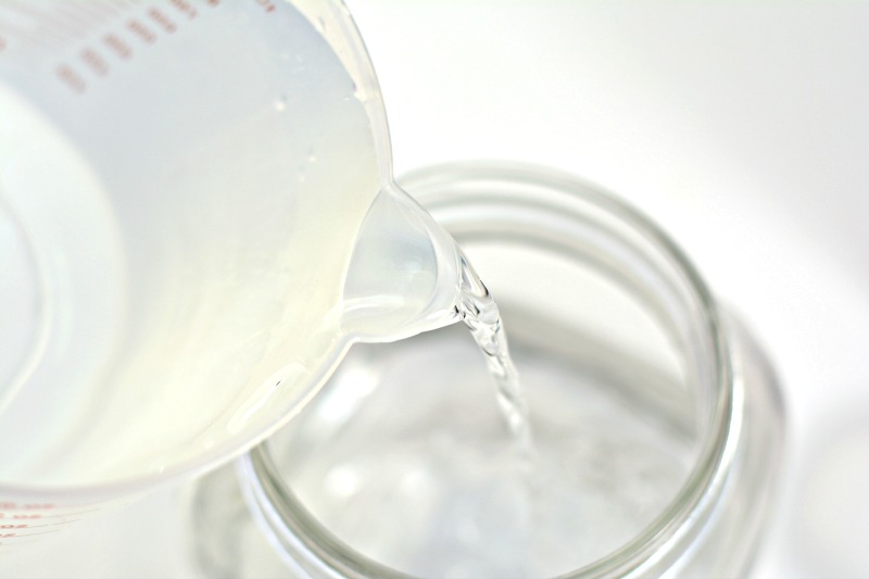 Rain Cloud Experiment and Preschool Science Experiments, Doing a Rain Cloud in a Jar Experiment is perfect for preschool and Kindergarten science. This weather science experiment gives your children a chance to explore clouds and rain with hands-on activities. Perfect for a preschool weather theme, Preschool Science,