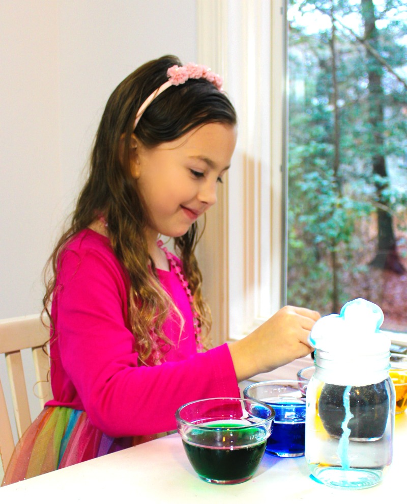 Rain Cloud Experiment and Preschool Science Experiments, A Rain Cloud in a Jar Experiment is perfect for preschool and Kindergarten science. This weather science experiment allows your children to explore clouds and rain with hands-on activities. Perfect for a Weather theme, and Kindergarten and Preschool Science