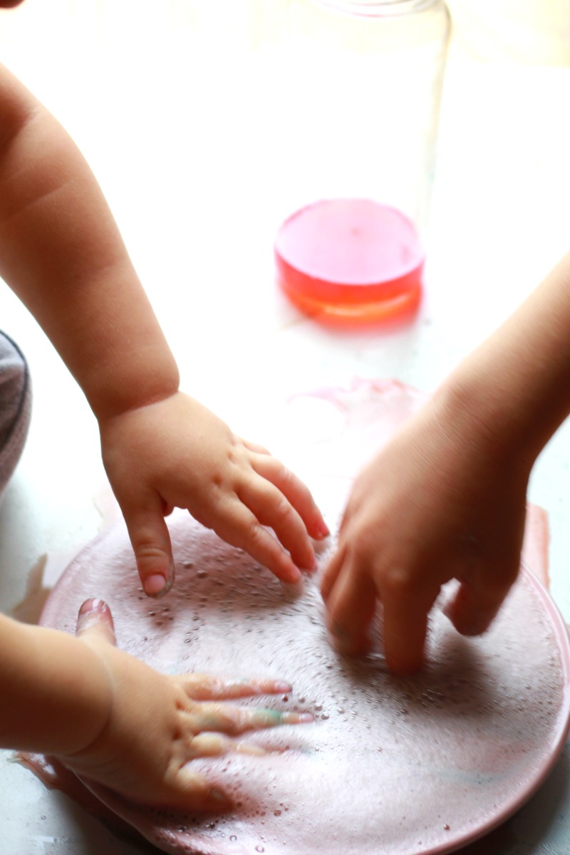 A Fun Unicorn Science Activity for toddlers and preschoolers. This Baking Soda and Vinegar Science Experiment is perfect for science experiments or sensory play explorations. Add this to your Unicorn Activities or for a Unicorn Party Idea, it's an Easy Science Experiment for kids