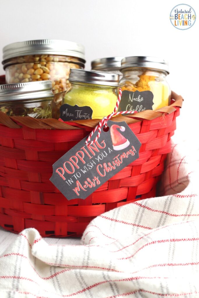 This Popcorn DIY Christmas Gift Basket is such an awesome homemade gift idea! Everyone loves popcorn and this gift gives your friends a fun movie night gift idea. The Free Popcorn Labels make Creative Christmas gifts so cute! Make up a DIY Popcorn Gift Basket with this Homemade Christmas Gift Idea. DIY Christmas Gifts, DIY gift baskets, Cheap homemade gift basket ideas for kids and adults. 
