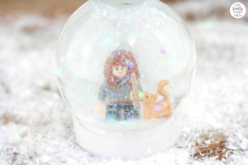 You're going to have a blast making this Harry Potter Snow Globe Craft. It's simple, easy, and certain to be awesome with your Harry Potter collection! DIY Snow Globes make great gift ideas, party favors, or use them as decorations for a Harry Potter Themed Birthday Party 