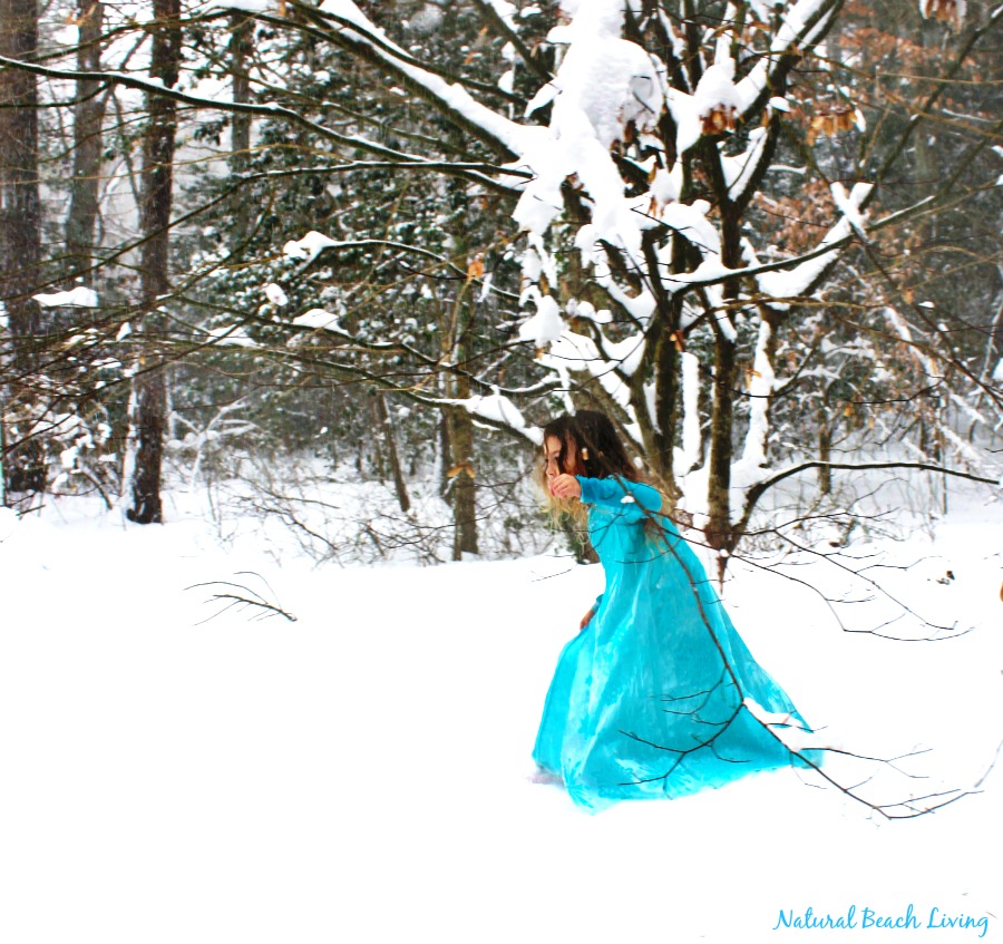 Try this Winter Photo Challenge to add extra creativity and holiday inspiration to your days this Winter season. A 30 Day Winter Challenge you can do with your kids or a fun photo challenge for Instagram. A whole season's worth of ideas means 30 Winter and Christmas photo ideas plus tips for great winter picture ideas. 