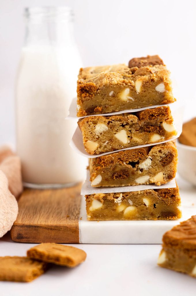 Over 45+ DELICIOUS PICNIC DESSERTS that are easy to make, transport, and enjoy, even on the hottest days. Find favorite cookies recipes, cookie bars, snack mix, easy to make treats, and so much more. Plus over 150 Picnic Food Ideas for Kids and Adults
