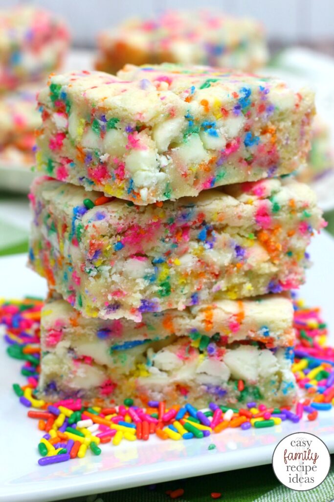 Over 45+ DELICIOUS PICNIC DESSERTS that are easy to make, transport, and enjoy, even on the hottest days. Find favorite cookies recipes, cookie bars, snack mix, easy to make treats, and so much more. Plus over 150 Picnic Food Ideas for Kids and Adults