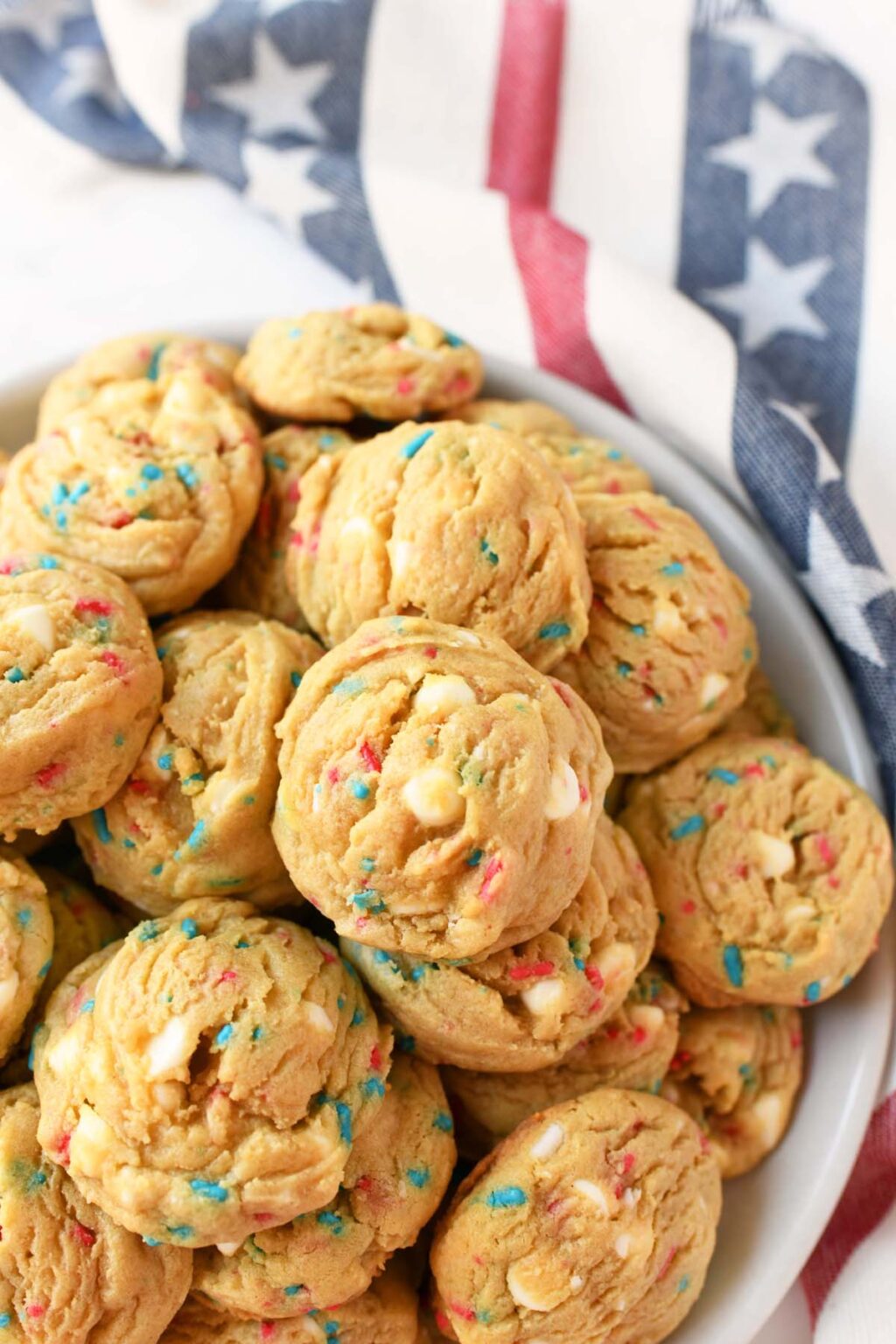 Over 45+ DELICIOUS PICNIC DESSERTS that are easy to make, transport, and enjoy, even on the hottest days. Find favorite cookies recipes, cookie bars, snack mix, easy to make treats, and so much more. Plus over 150 Picnic Food Ideas for Kids and Adults