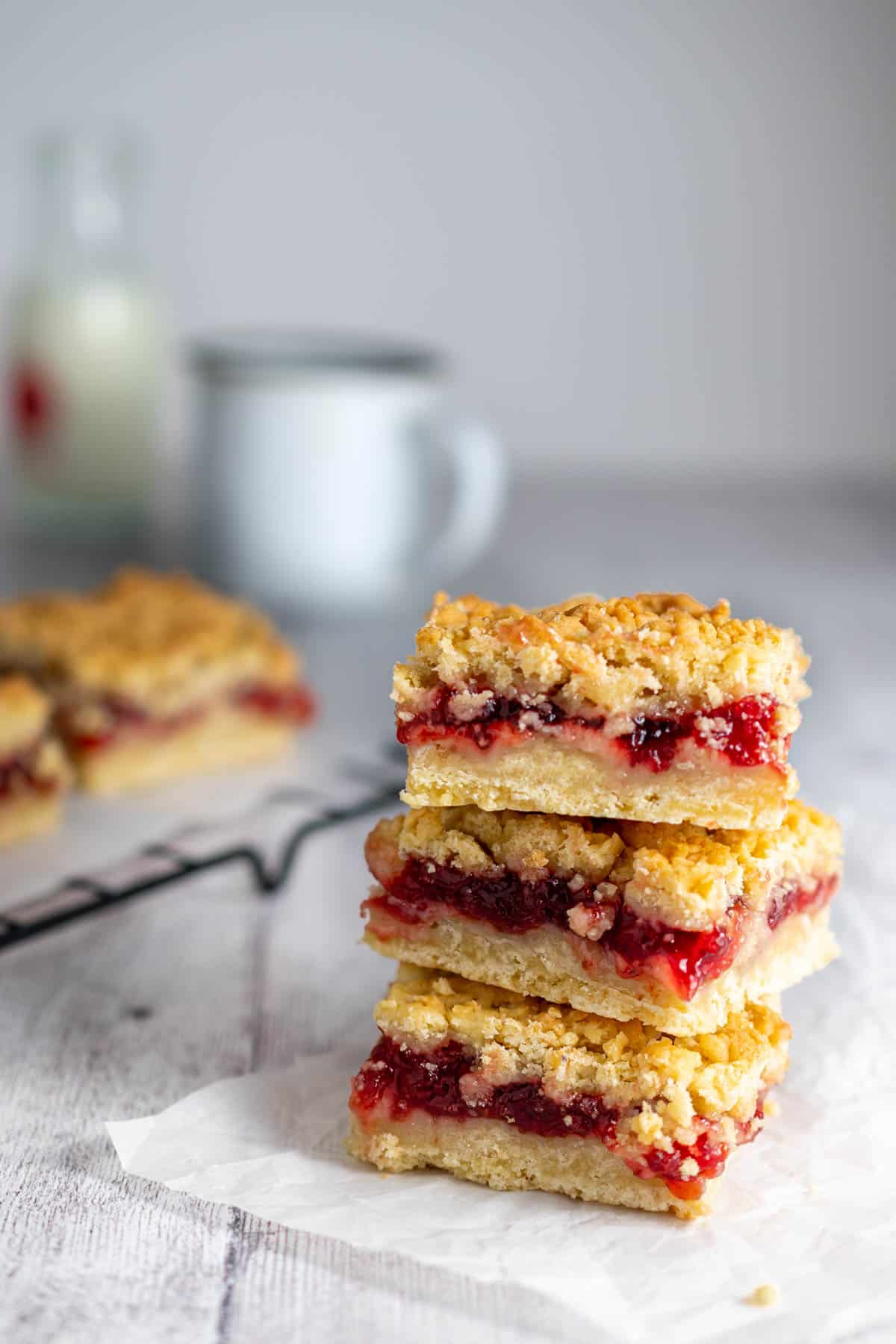 Over 45+ DELICIOUS PICNIC DESSERTS that are easy to make, transport, and enjoy, even on the hottest days. Find favorite cookies recipes, cookie bars, snack mix, easy to make treats, and so much more. Plus over 150 Picnic Food Ideas for Kids and Adults