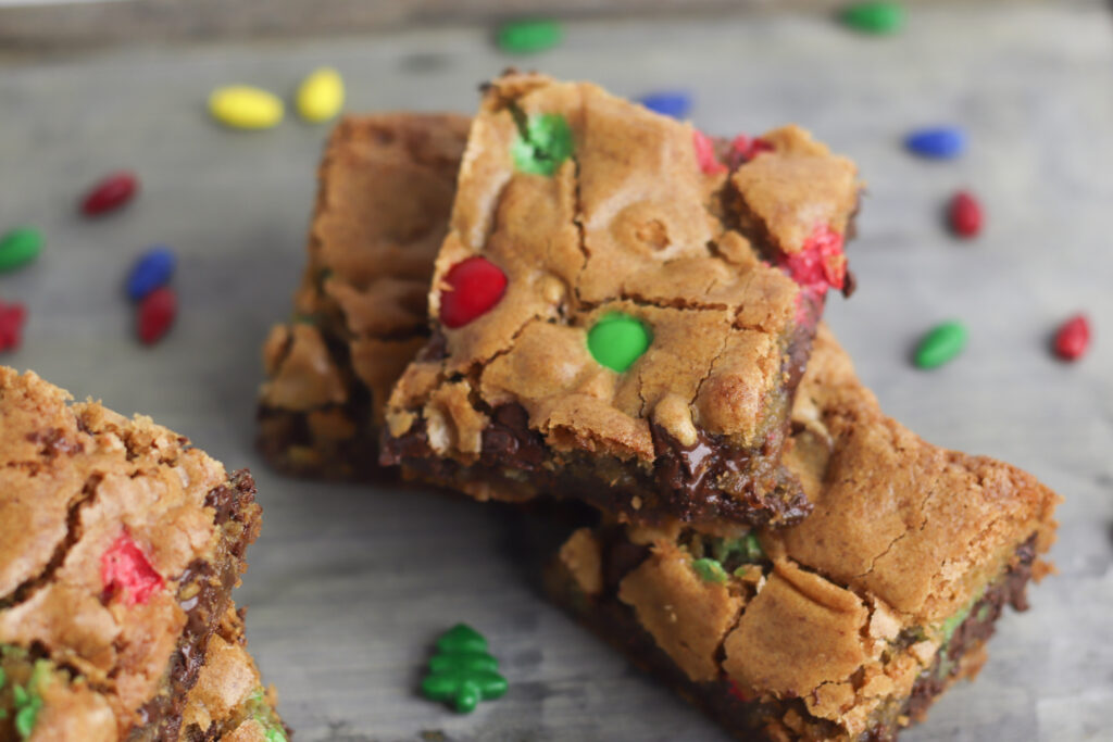 Over 45+ DELICIOUS PICNIC DESSERTS that are easy to make, transport, and enjoy, even on the hottest days. Find favorite cookies recipes, cookie bars, snack mix, easy to make treats, and so much more. Plus over 150 Picnic Food Ideas for Kids and Adults