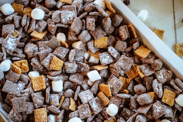 Over 45+ DELICIOUS PICNIC DESSERTS that are easy to make, transport, and enjoy, even on the hottest days. Find favorite cookies recipes, cookie bars, snack mix, easy to make treats, and so much more. Plus over 150 Picnic Food Ideas for Kids and Adults