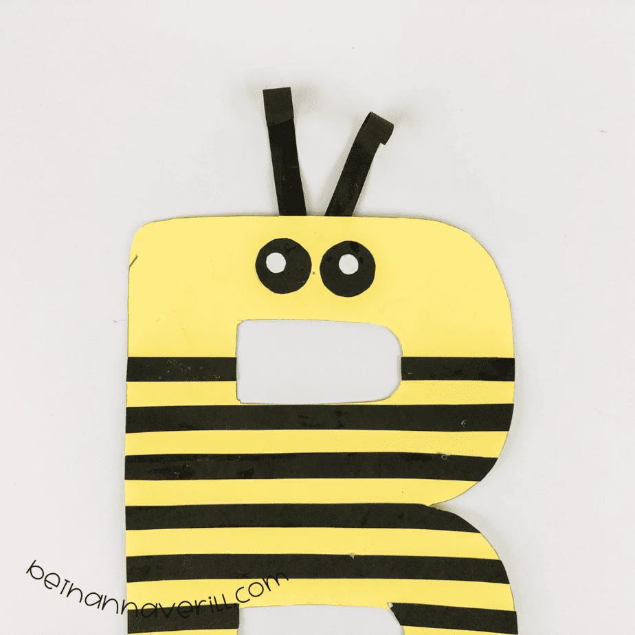 Over 25 Letter B Crafts for Toddlers, preschoolers, and kindergartens to work on learning their ABCs. Kids love all of these fun Alphabet crafts. You can use these letter b crafts along with a letter of the week unit with letter b activities for all of your hands on alphabet learning