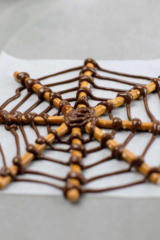 Find over 25 Easy and Fun Halloween Snacks for Kids; these are perfect Halloween snack ideas, from Monster Cupcakes and Halloween Snack mix to Healthy Halloween Treats. Kids and Adults Love these Halloween Recipes