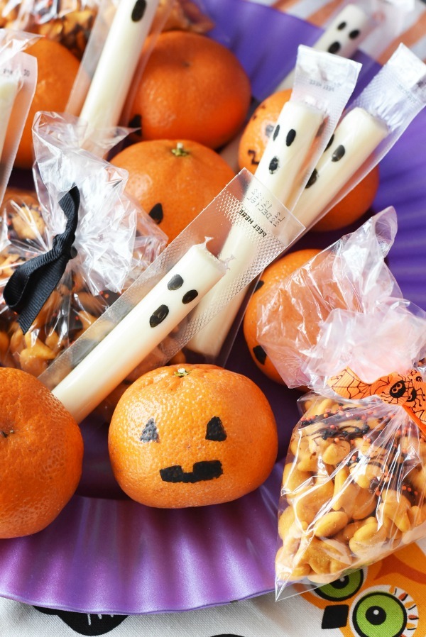 Find over 25 Easy and Fun Halloween Snacks for Kids; these are perfect Halloween snack ideas, from Monster Cupcakes and Halloween Snack mix to Healthy Halloween Treats. Kids and Adults Love these Halloween Recipes